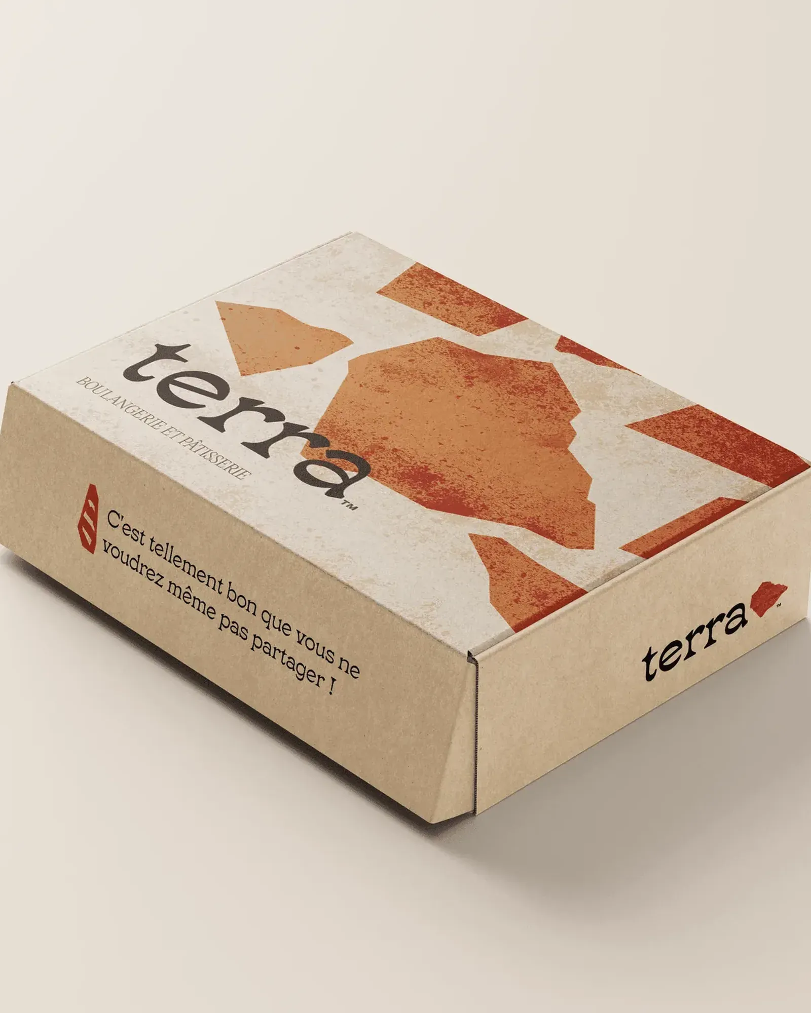 A kraft Terra box printed with terracotta shards, BOULANGERIE ET PÂTISSERIE, and "C'est tellement bon que vous ne voudrez même pas partager !"