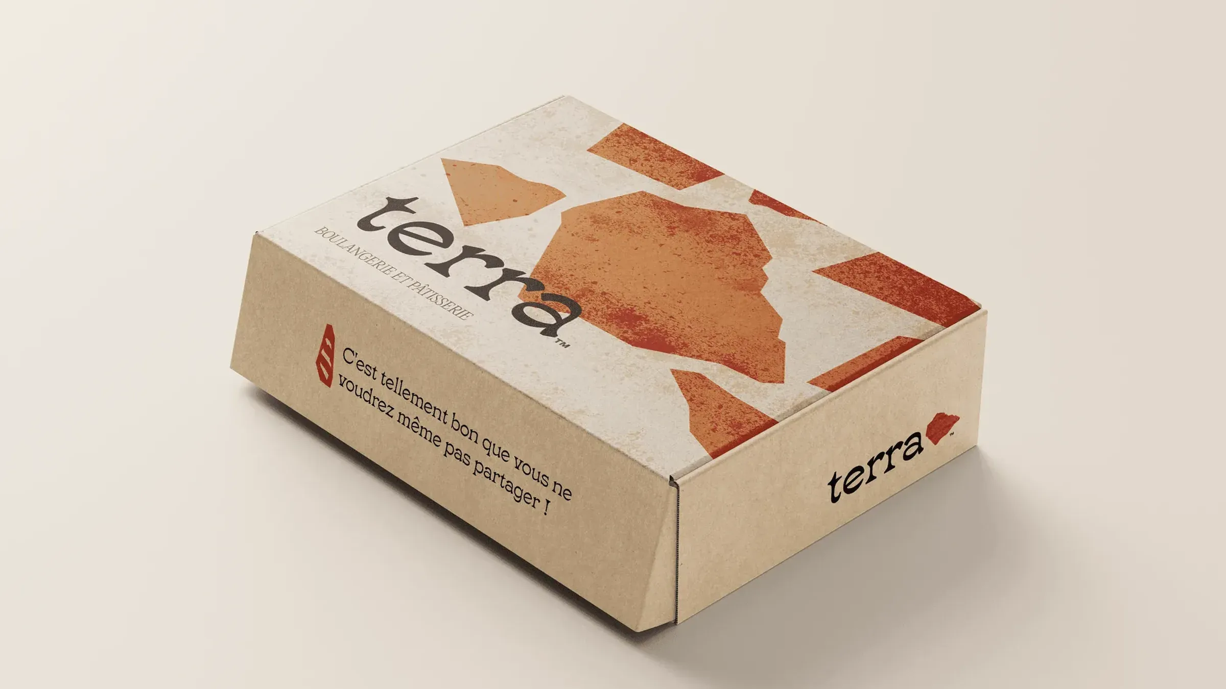 A kraft Terra box printed with terracotta shards, BOULANGERIE ET PÂTISSERIE, and "C'est tellement bon que vous ne voudrez même pas partager !"
